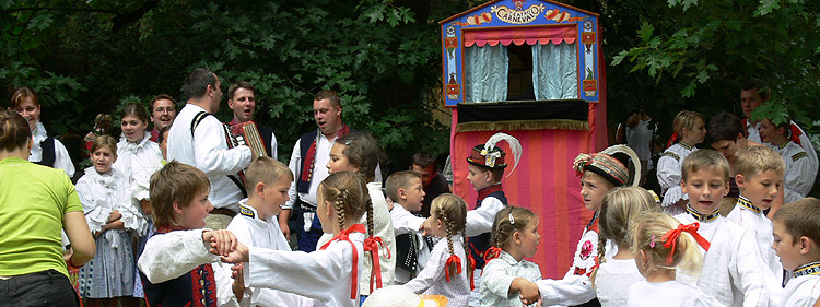 ... Nivnička a Kuřátko na VI. festivale česneku v Buchlovicách _ 28.7.2007 foto: Zbyněk Žůrek …