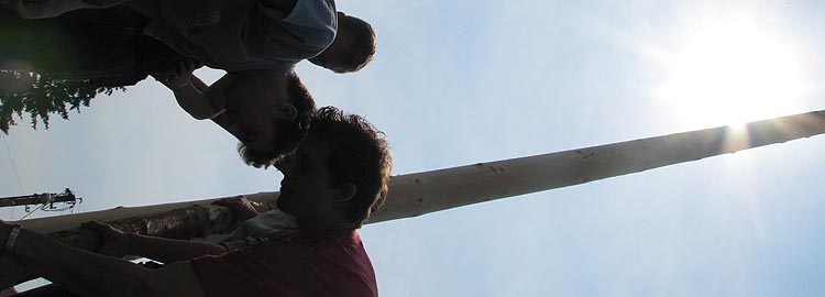 prvn� generace Ku��tka u� stav� v B�nov� m�ja ... 30.4.2009 ... foto: Vlastimil Ondra