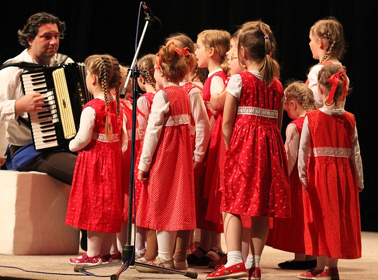 Maluk nivnika na krajsk pehldce v Uh. Brod ... foto: Radek Bartonek --> www.SlovackoDNES.cz